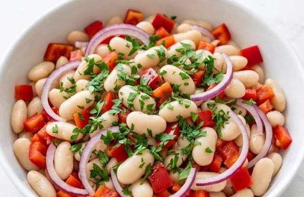 Proteinska salata sa belim pasuljem i svežim povrćem iz činije