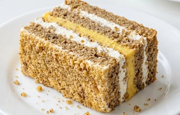 Tradicionalna domaća orah torta sa svilenkastim žutim kremom