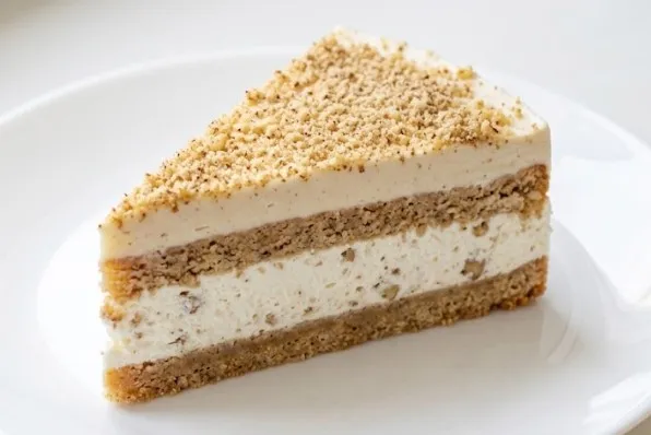 Hrvatska kremasta voćna torta sa orasima i mlevenim keksom