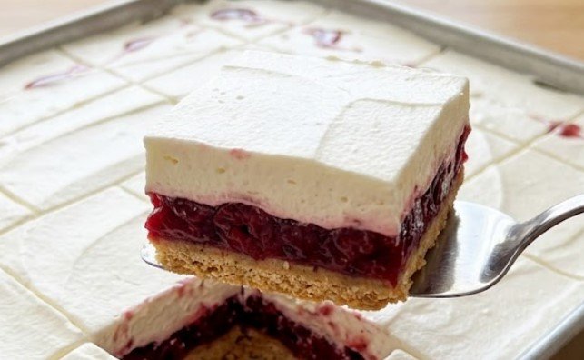 Moderna brza torta sa višnjama: Prefinjena višeslojna simfonija baršunastog krema i rubin-crvenog voća