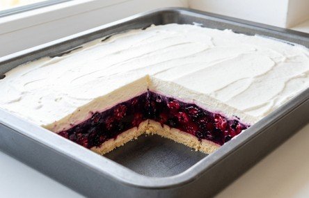 Torta Šumsko Voće: Eksplozija osveženja u savršenom kvadratu