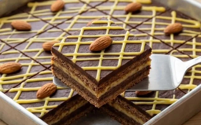 Badem kocke: Raskošna višeslojna simfonija tamne čokolade i osvežavajuće žute limun kreme