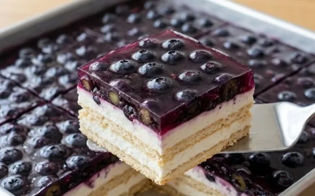 Borovnica kocke: Raskošna višeslojna simfonija nežnog mlečnog krema i staklenog šumskog želea