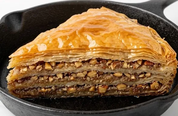 Baklava sa bademima: Prefinjena višeslojna simfonija prhkih korica i bogatog jezgrastog nadeva