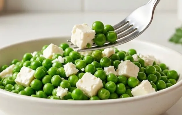 Osvežavajuća domaća salata od graška sa kockicama sira iz činije