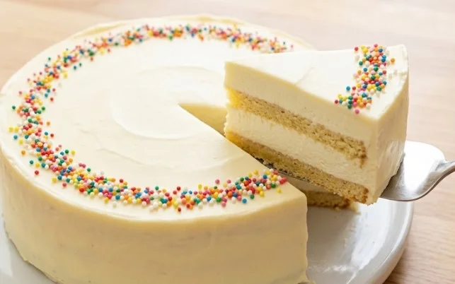 Svečana rođendanska bela torta sa čokoladom, limunom i plazma keksom