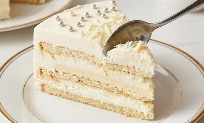 Svečana rođendanska bela torta sa keksom i baršunastom vanilom