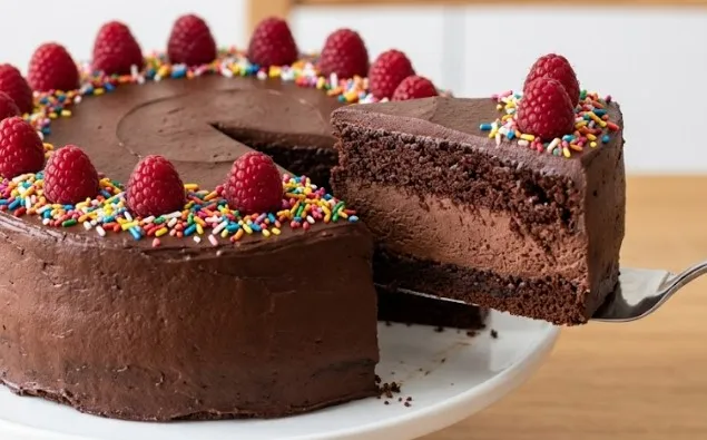 Svečana rođendanska čoko-malina torta sa keksom bez pečenja kora