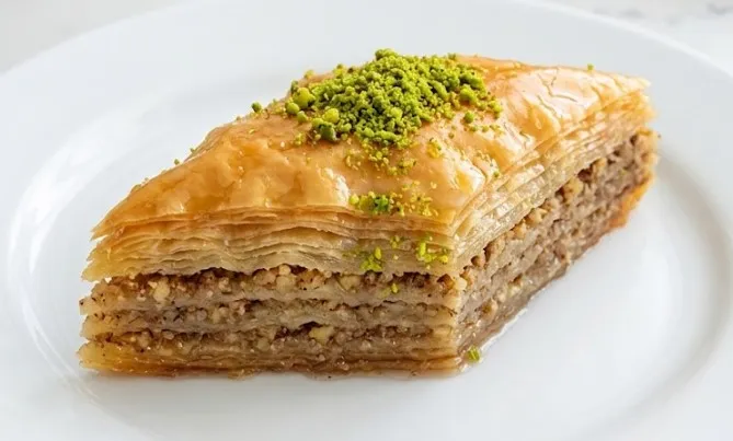 Tradicionalna turska baklava sa orasima i mlevenim pistaćima