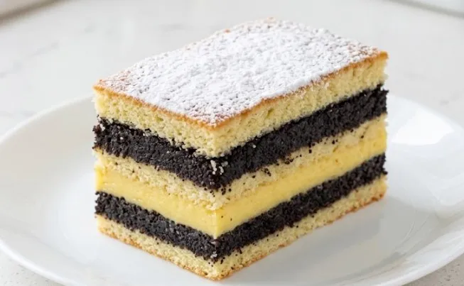 Raskošne slojevite kocke sa bogatim nadevom od maka i vanile