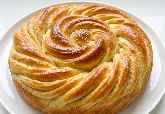 Tradicionalna domaća pamuk pogača sa toplim mlekom iz rerne