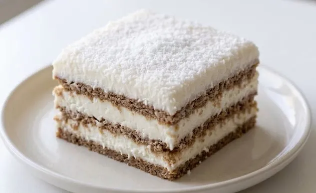 Kokos-keks bela torta: Umetnost slatke elegancije
