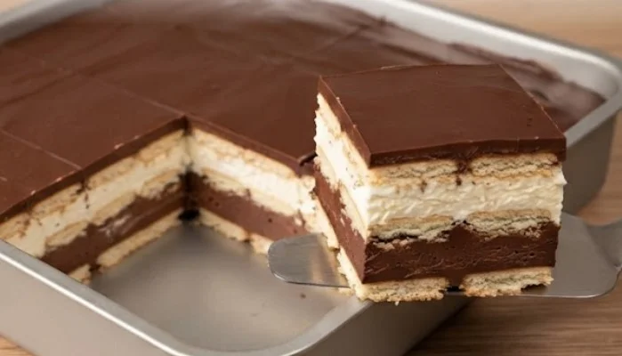 Bela čoko-kafa torta: Umetnost slatke harmonije