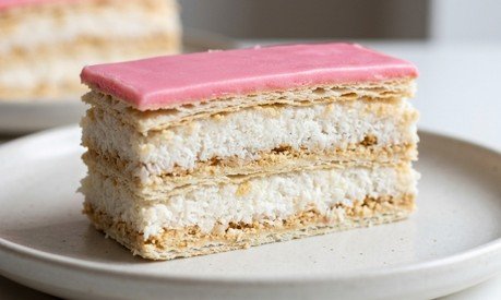 Kokos Rozen Torta: Kraljica slavske trpeze sa prepoznatljivim roze oklopom