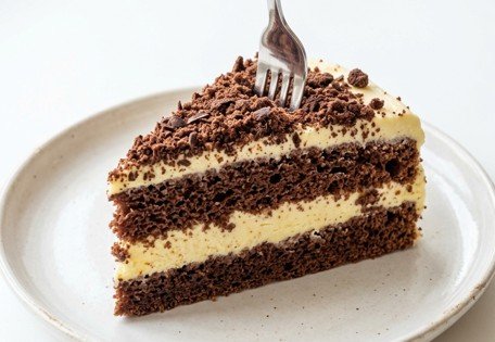 Čokoladna Torta: Kontrast ukusa i tekstura u svakom zalogaju