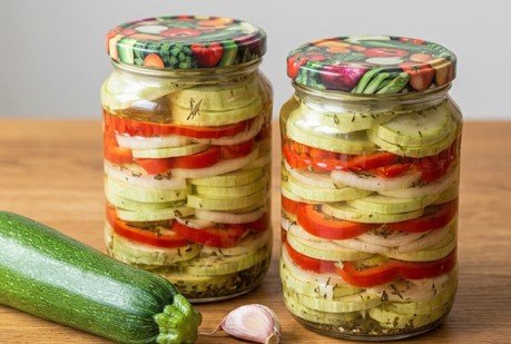 Šarena zimska salata: Letnje povrće u tegli koje se sprema za tili čas