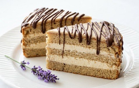 Kremasta Kapućino Torta: Savršena harmonija kafe i svilenkastog krema