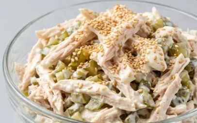 Pileća Susam Salata: Umetnost slane harmonije
