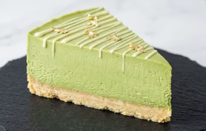 Moderna Mača Torta: Umetnost slatke harmonije