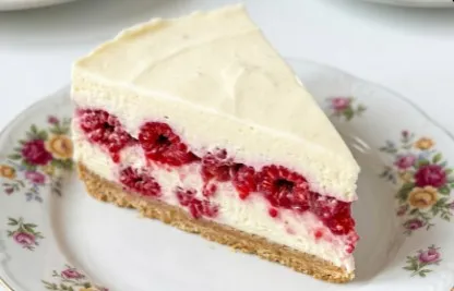 Domaća Malina Sir Torta: Umetnost slatke harmonije