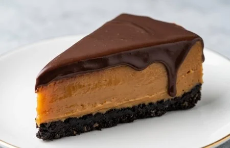 Ponoćna Karamel Torta: Umetnost slatke harmonije