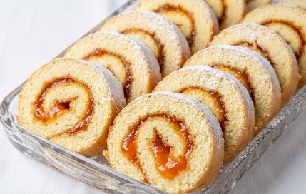 Slatki Rolat sa Kajsijama: Savršena Harmonija Mekog Biskvita i Džema