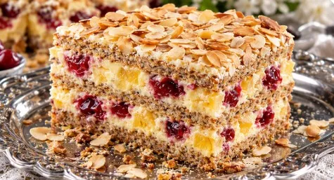 Svečani Moskva Šnit: Savršena Harmonija Badema, Voća i Žutog Kreme